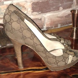 110% authentic Gucci pumps